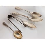 GEORGIAN AND LATER SILVER TO INCLUDE TEASPOONS BUTTER KNIFE AND SUGAR TONGS 83.1G