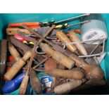 BOX CONTAINING VINTAGE HAND TOOLS, MAINLY CHISELS