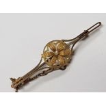 9CT YELLOW GOLD FLOWER BROOCH WITH PEARL, 2.8G GROSS