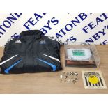 NEWCASTLE UNITED ST JAMES PARK STADIUM REPLICA IN DISPLAY CASE WITH 12 PIN BADGES AND A COAT (SIZE