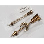 2 VINTAGE PEARL SET ARROW BROOCHES, ONE MARKED 14CT GOLD, BOTH IN GOOD CONDITION