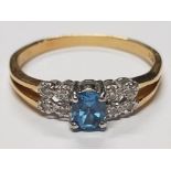 18CT YELLOW GOLD BLUE STONE AND DIAMOND RING, 2.5G GROSS SIZE P