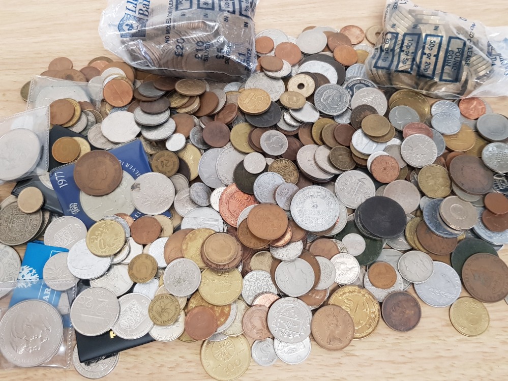 BOX CONTAINING A LARGE QUANTITY OF COINS FROM AROUND THE WORLD, MIXED ACCUMULATION OF AROUND 4 KILOS