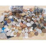 BOX CONTAINING A LARGE QUANTITY OF COINS FROM AROUND THE WORLD, MIXED ACCUMULATION OF AROUND 4 KILOS