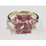 9CT YELLOW GOLD PINK THREE STONE RING, 3.3G GROSS SIZE N1/2