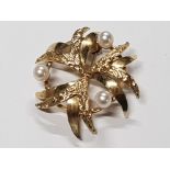 9CT YELLOW GOLD BROOCH WITH THREE PEARLS, 4G GROSS