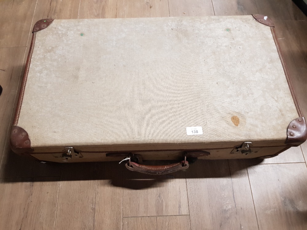 A CANVAS AND LEATHER BOUND VINTAGE SUITCASE WITH MILITARY ARROW MARK TO INTERIOR 72CM