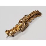 15CT YELLOW GOLD BROOCH SET WITH SEVEN PEARLS, 2.7G GROSS