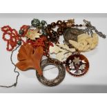 BAG OF MIXED COSTUME JEWELLERY INCLUDES MOTHER OF PEARL BROOCH TOGETHER WITH CORAL BRACELET AND