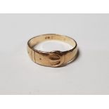 A 9CT YELLOW GOLD BELT PATTERN RING SIZE 0 1/2 2.3G