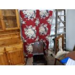 20TH CENTURY 3 WAY FOLDING SCREEN WITH FLORAL FABRIC TOGETHER WITH AN UNUSUAL VINTAGE WOODEN CHAIR