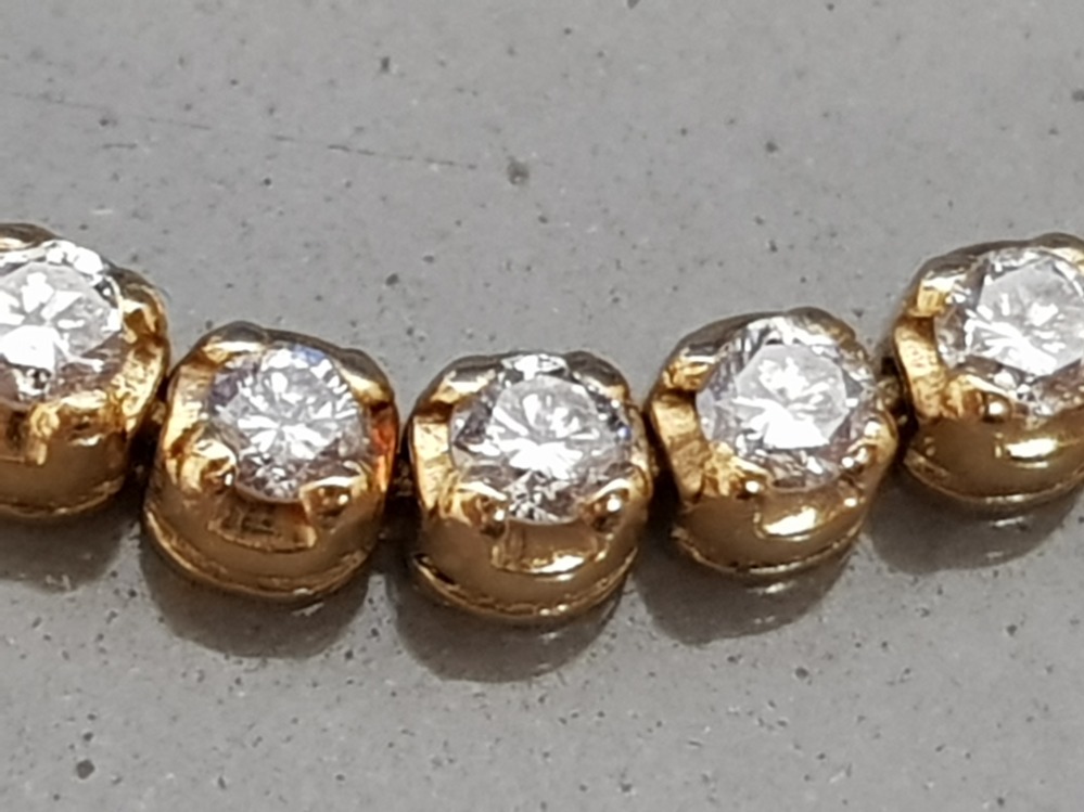 BOXED 2.5CT DIAMOND TENNIS BRACELET SET IN 18CT YELLOW GOLD - Bild 3 aus 3
