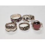 SILVER PURPLE STONE AND SILVER GREYHOUND RING TOGETHER WITH THREE WHITE METAL RINGS, 5 RINGS IN