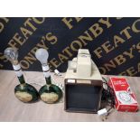TABLE PROJECTOR, FLASH MAGNIFIER AND 2 WINE BOTTLE LAMPS