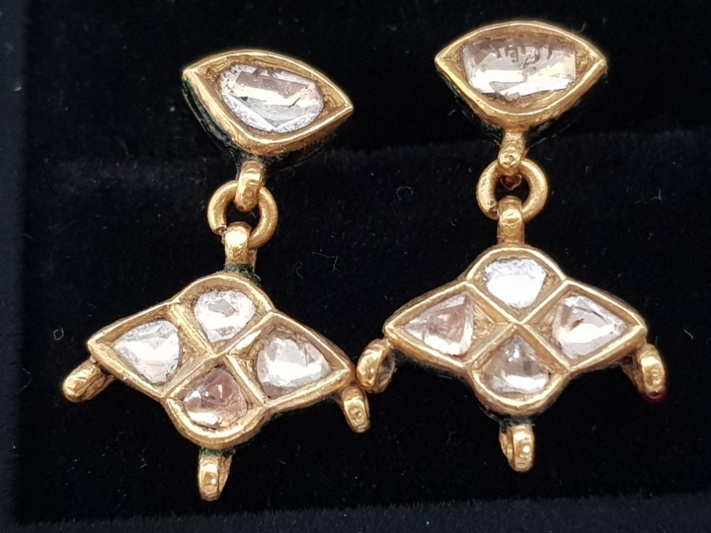 VERY UNIQUE HANDMADE 14CT GOLD AND DIAMOND EARRINGS WITH ORNATE COLOUR PATTERN ON REVERSO, 4.7G