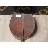 AN EARLY 2OTH CENTURY LEATHER BOUND CASE IN THE FORM OF A HORSE SHOE WITH LABEL BEST LONDON MAKE FOR