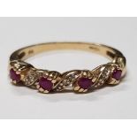 A 9CT YELLOW GOLD RUBY AND DIAMOND TWIST PATTERN RING, HALLMARKED AND STAMPED DIAMOND, 2G GROSS SIZE