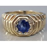 GENTS 9CT GOLD AND LARGE SAPPHIRE RING WITH ROLEX PATTERN SHOULDERS, SIZE R 5.6G GROSS