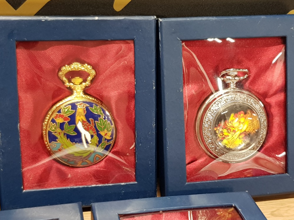 FIVE BOXED DECORATIVE COLLECTORS POCKET WATCHES - Bild 2 aus 2