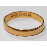22CT YELLOW GOLD BAND RING, WITH FANTASTIC CLEAR HALLMARKS, 1.8G