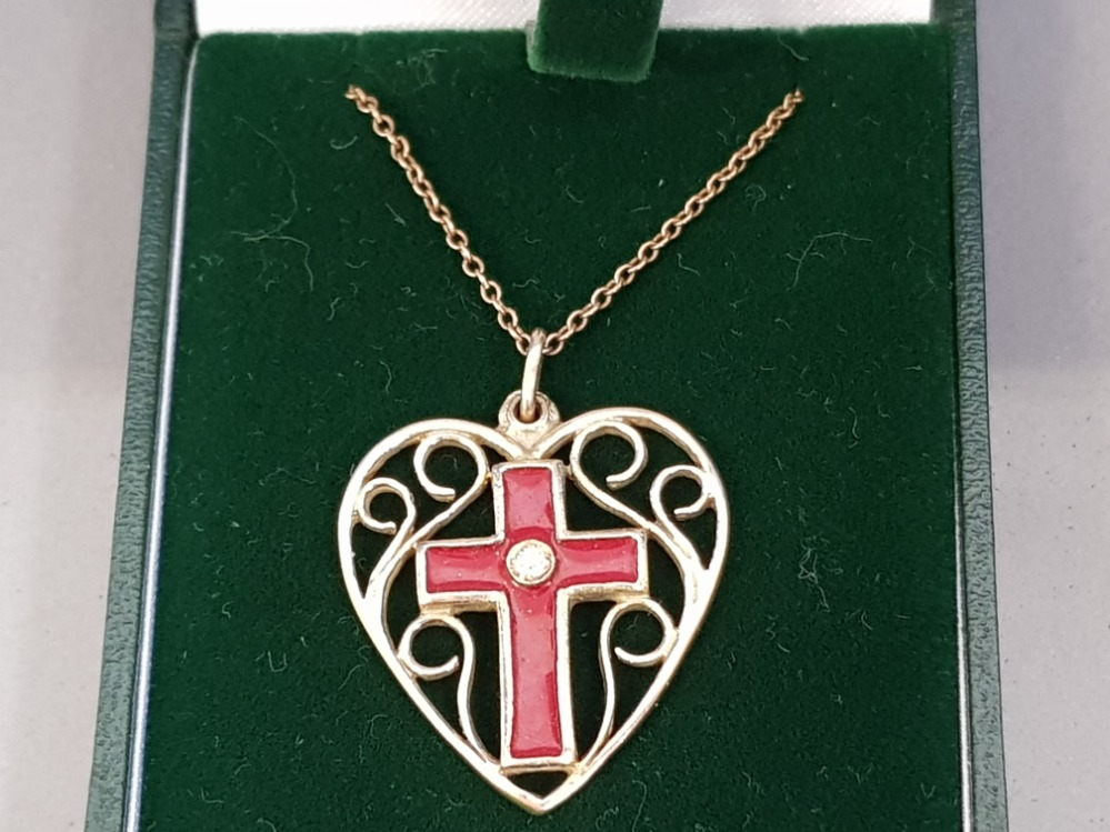 9CT GOLD HEART SHAPED PENDANT INLAYED WITH RED ENAMEL CROSS AND ROUND BRILLIANT CUT DIAMOND AND 20 - Image 2 of 3