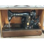 VINTAGE SINGER SEWING MACHINE IN ORIGINAL CASE