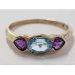 9CT YELLOW GOLD AMETHYST AND BLUE TOPAZ THREE STONE RING, 2.2G SIZE Q