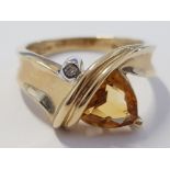 9CT YELLOW GOLD CITRINE TWIST RING, 3.7G SIZE O