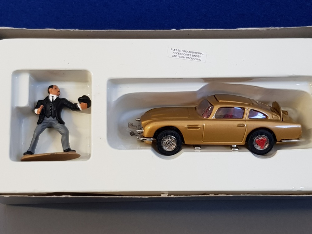 007 JAMES BOND COLLECTABLE ASTON MARTIN DB5 AND ODDJOB FIGURE SET FROM THE CORGI CLASSICS - Bild 3 aus 5