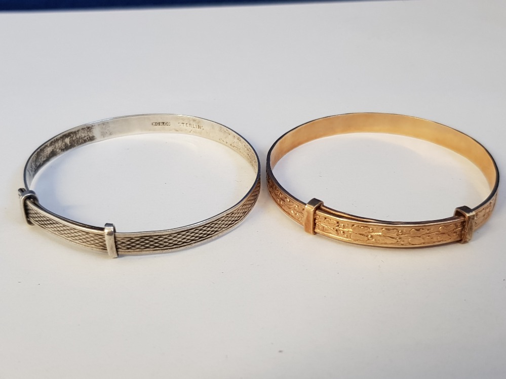 A CHILDS GOLD ON METAL BANGLE 48MM X 5MM, 6.7G TOGETHER WITH A CHILDS SILVER BANGLE OF SAME SIZE 5.