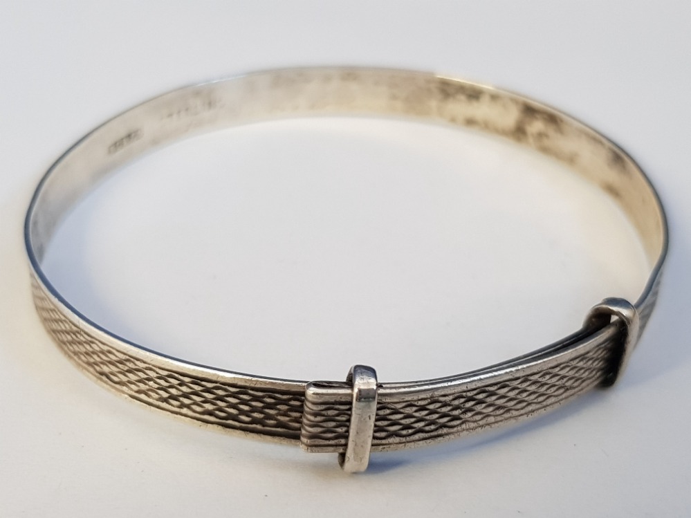 A CHILDS GOLD ON METAL BANGLE 48MM X 5MM, 6.7G TOGETHER WITH A CHILDS SILVER BANGLE OF SAME SIZE 5. - Image 3 of 3