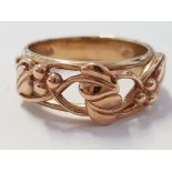 9CT YELLOW GOLD ORNATE RING, 3.9G SIZE M