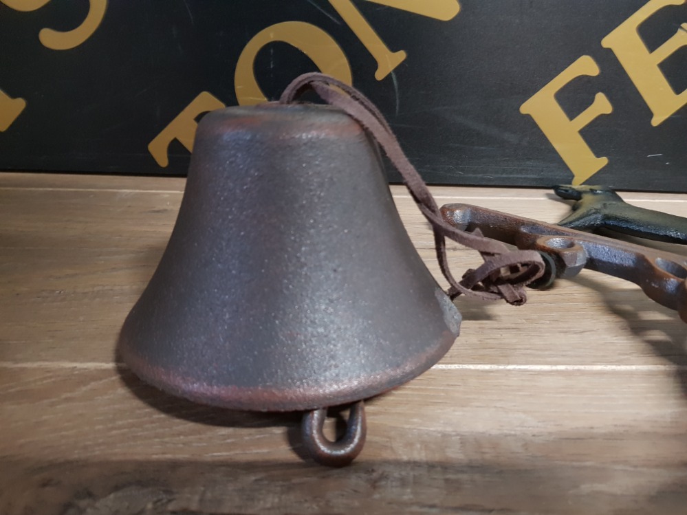 CAST METAL OUTDOOR BELL WITH BLACK LABRADOR DECORATION - Image 3 of 3