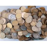 A LARGE QUANTITY OF ASSORTED ONE PENNIES AND HALF PENNY COINS