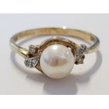 9CT YELLOW GOLD PEARL AND DIAMOND RING, 1.8G SIZE L