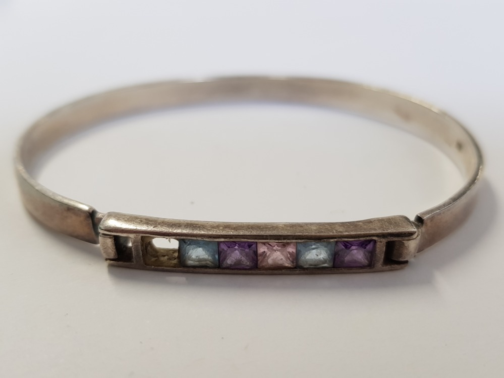 SILVER TOPAZ AND AMETHYST BANGLE, 1 STONE MISSING, 12.8G GROSS