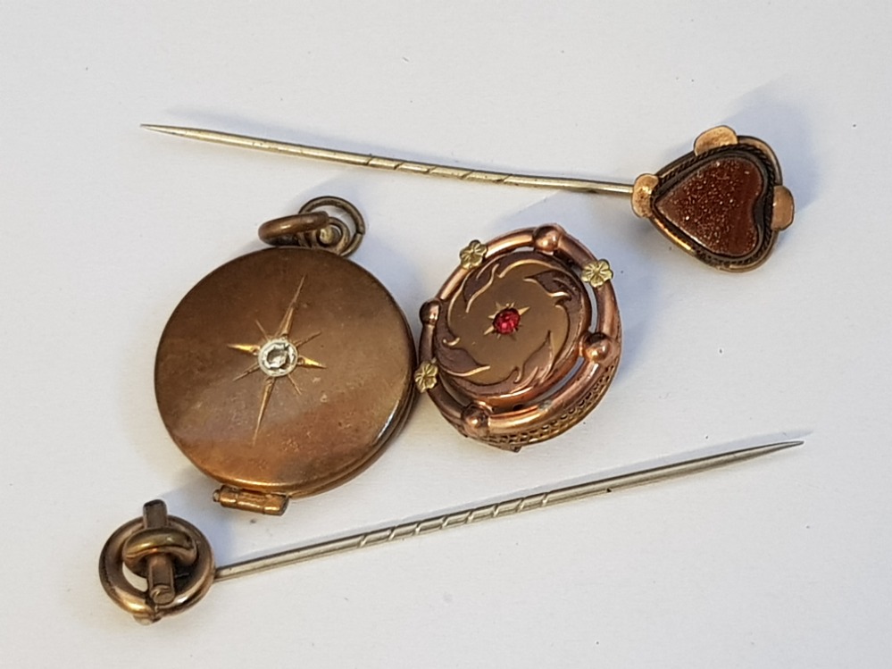 VICTORIAN GOLD PLATED COSTUME JEWELLERY BROOCH, LOCKET AND 2 STICK PINS, BOXED - Image 2 of 2