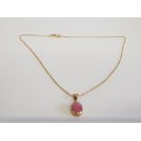 9CT YELLOW GOLD AND PINK AGATE OVAL STONE PENDANT AND CHAIN 4.5 G
