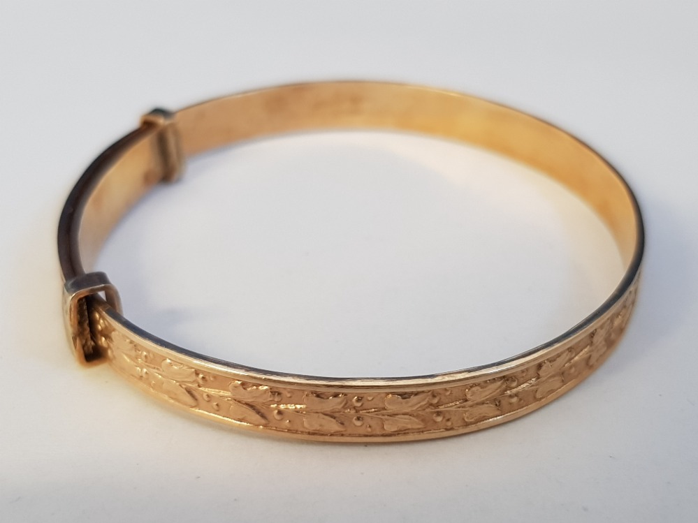 A CHILDS GOLD ON METAL BANGLE 48MM X 5MM, 6.7G TOGETHER WITH A CHILDS SILVER BANGLE OF SAME SIZE 5. - Image 2 of 3