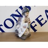 LLADRO FIGURE 1450 GEISHA GIRL KIYOKO PICKING FLOWERS, UNBOXED