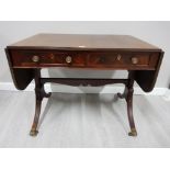 A REPRODUCTION MAHOGANY SOFA TABLE WITH TWO SINGLE DRAWERS 150 X 72 X 61CM