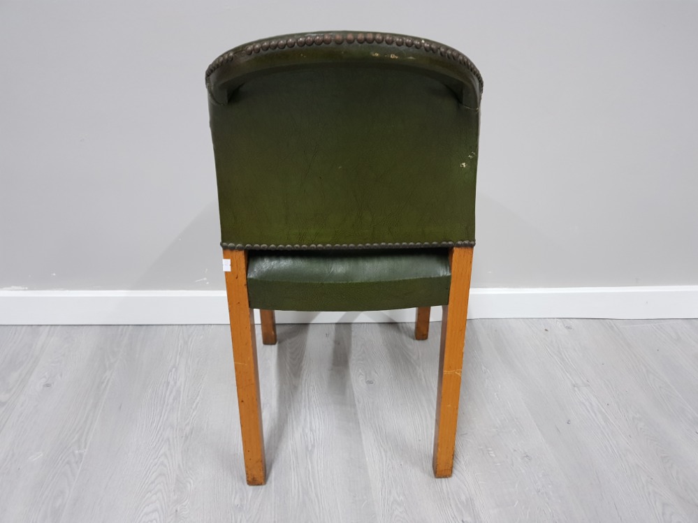 A GREEN LEATHER EFFECT CHAIR ON BEECH FRAME WITH STUD DECORATION - Image 3 of 4