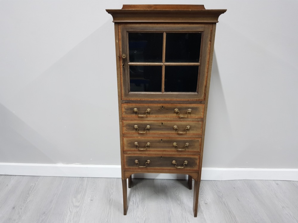 AN EDWARDIAN INLAID MAHOGANY CABINET WITH FOUR DRAWERS BELOW GLAZED DOOR 52 X 123 X 37CM