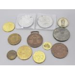 A COLLECTION OF COMMEMORATIVE COINS AND TOKENS TO INCLUDE 1911 CORONATION COIN AND CORNISH MINES