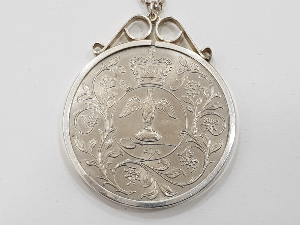 SILVER JUBILEE COIN IN SILVER MOUNT AND CHAIN 38G - Image 3 of 4