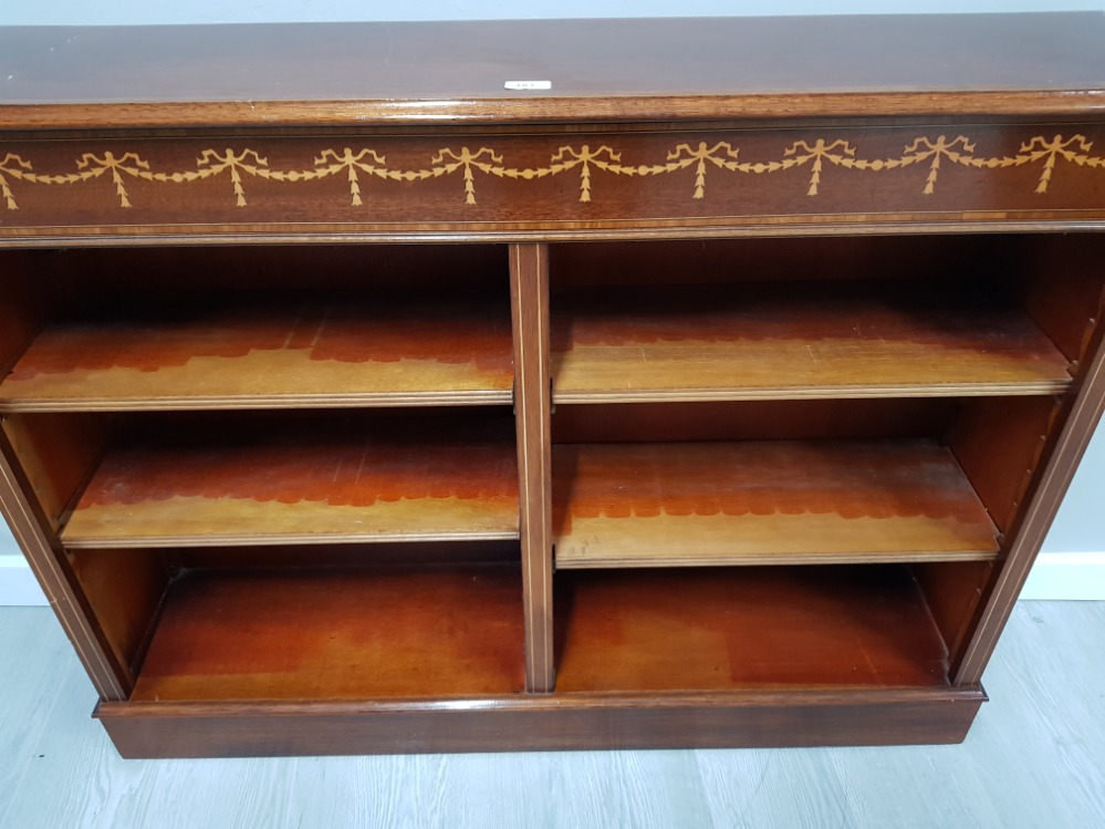 AN INLAID MAHOGANY OPEN BOOKCASE 123 X 93 X 27.5CM - Image 2 of 3