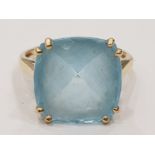 9CT YELLOW GOLD LARGE BLUE STONE RING, 5.1G SIZE R1/2