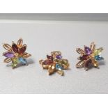 9CT YELLOW GOLD FLOWER CLUSTER EARRINGS AND PENDANT SET WITH GARNET AND PENDANT SET WITH GARNET,