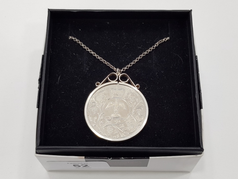 SILVER JUBILEE COIN IN SILVER MOUNT AND CHAIN 38G