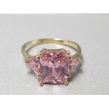 9CT YELLOW GOLD PINK THREE STONE RING 3.3G GROSS SIZE N 1/2